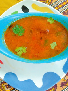 टोमॅटो रस्सम (Tomato Rasam Recipe In Marathi) रेसिपी चे मुख्य फोटो 
