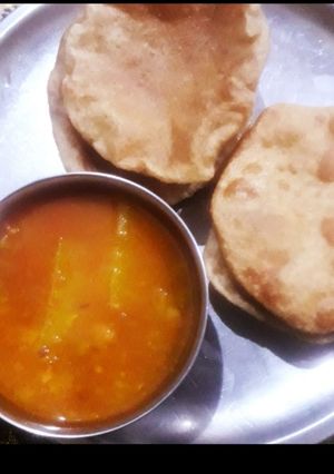 पूरी आलू टमाटर की सब्जी के साथ (Puri aloo tamatar ki sabzi ke sath recipe in hindi) रेसिपी मुख्य फोटो