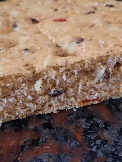 Una foto de Focaccia con aceitunas negras y tomate deshidratado