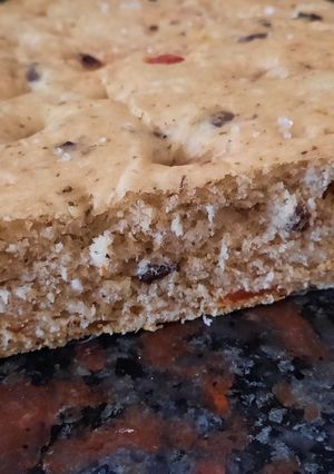 Una foto de Focaccia con aceitunas negras y tomate deshidratado