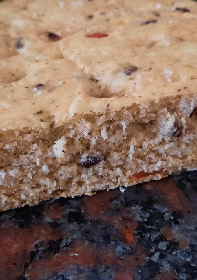 Una foto de Focaccia con aceitunas negras y tomate deshidratado
