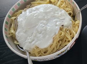 Una foto de Tallarines cremosos con setas y burrata