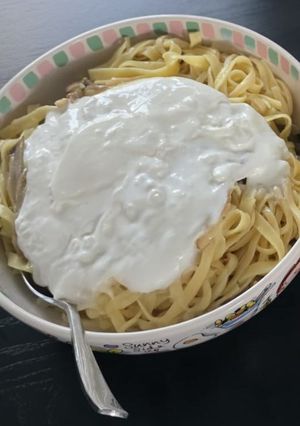 Una foto de Tallarines cremosos con setas y burrata