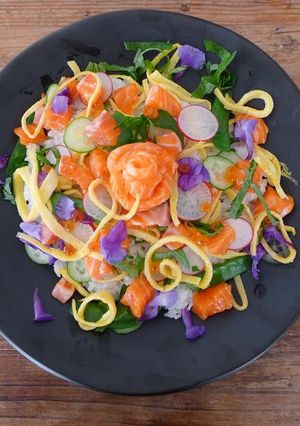 A picture of Salmon oyako chirashi sushi.