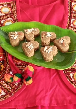 સુખડી હાર્ટ્સ (Sukhdi Hearts Recipe In Gujarati) રેસીપી મુખ્ય ફોટો