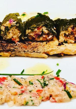 Una foto de Salmón en Evolución - En Hojas de Parra con Suero Costeño, Salmón Skin Y Tartar