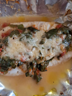 Una foto de Pescado empapelado con acelgas