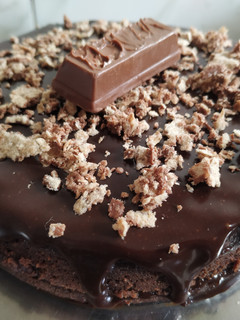 ચોકલેટ ક્રમ્બલ કેક(chocolate crumble cake recipe in Gujarati) રેસીપી મુખ્ય ફોટો