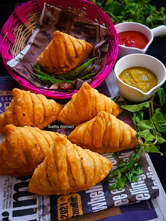 A picture of Potato and Pea Patti Samosa.