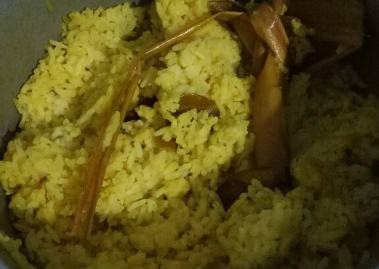 Bagaimana Membuat Nasi kuning magicom yang Enak Banget