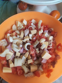 Una foto de Ensalada de fideos con pollo y palmitos