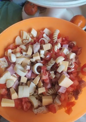 Una foto de Ensalada de fideos con pollo y palmitos