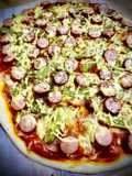 Pizza baviera con salchichas y pepinillos