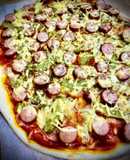 Pizza baviera con salchichas y pepinillos