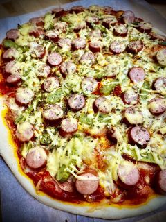 Una foto de Pizza baviera con salchichas y pepinillos