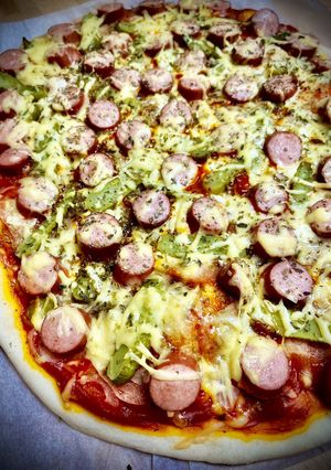 Una foto de Pizza baviera con salchichas y pepinillos
