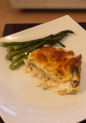 Una foto de Omelette gratinado con guarnición de espárragos