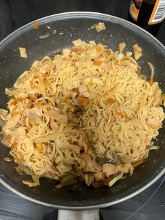 Una foto de Fideos chinos con pechuga de pavo