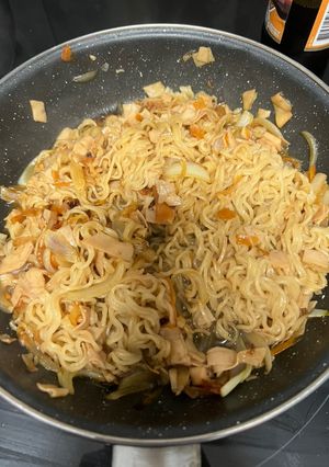 Una foto de Fideos chinos con pechuga de pavo
