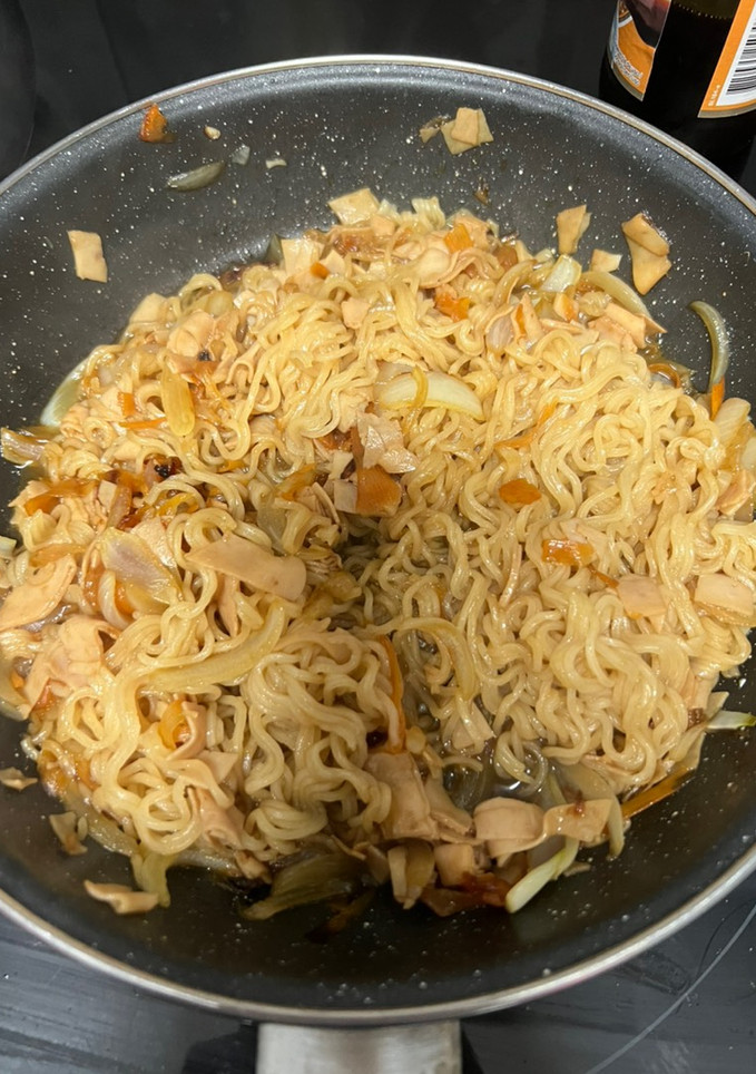 Una foto de Fideos chinos con pechuga de pavo