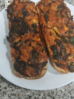 Una foto de Baguette de espinacas con atún y champiñones