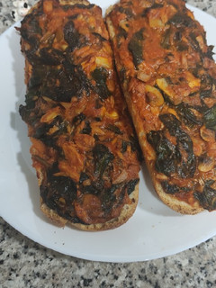Una foto de Baguette de espinacas con atún y champiñones