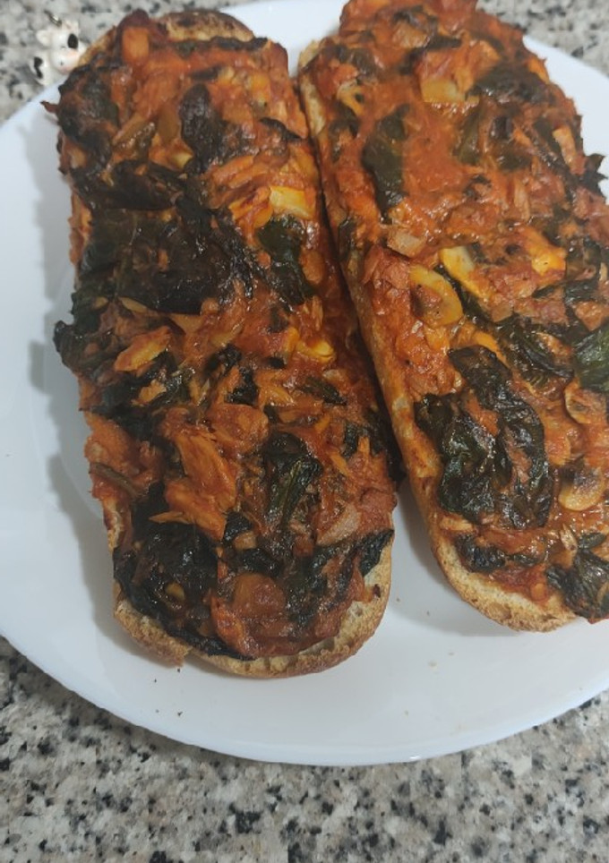 Una foto de Baguette de espinacas con atún y champiñones