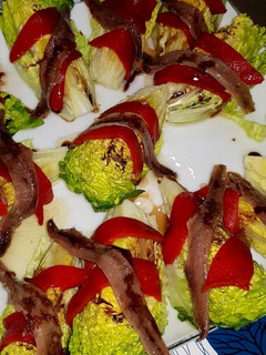 Una foto de Cogollos de lechuga con anchoas y pimientos de piquillo