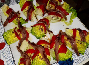 Foto principal de Cogollos de lechuga con anchoas y pimientos de piquillo