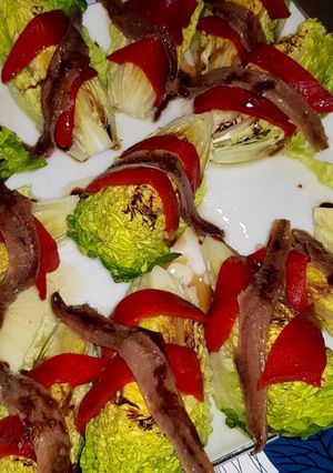 Una foto de Cogollos de lechuga con anchoas y pimientos de piquillo