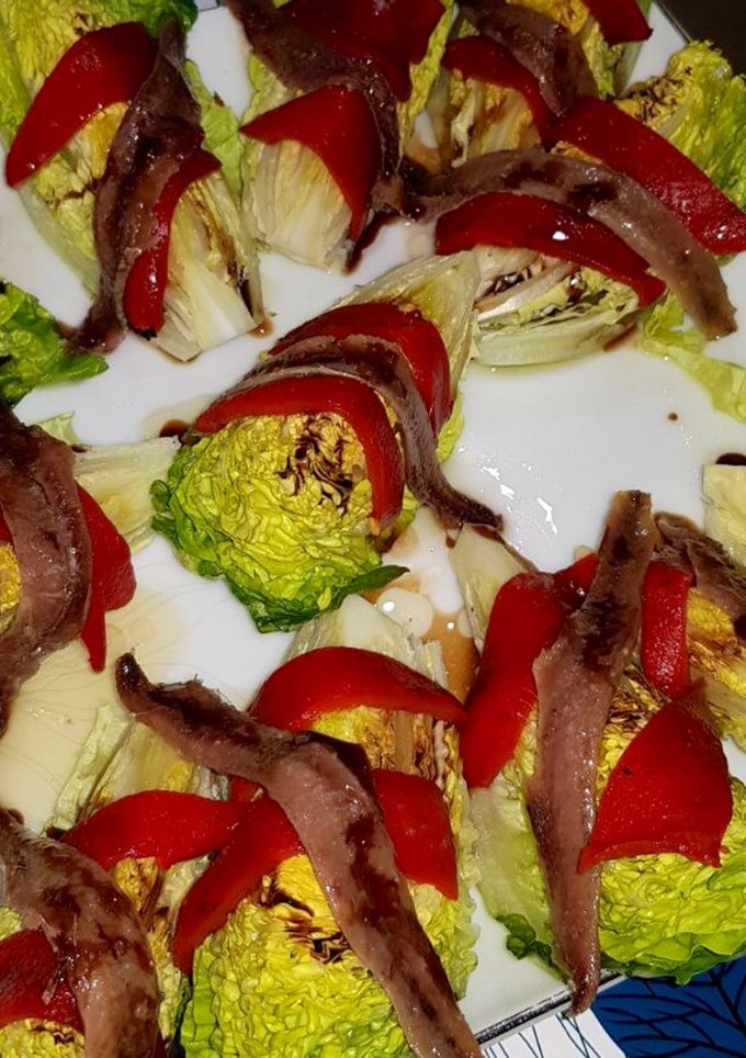 Una foto de Cogollos de lechuga con anchoas y pimientos de piquillo