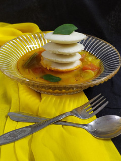 ઈડલી સાંભાર (Idli Sambhar Recipe In Gujarati) રેસીપી મુખ્ય ફોટો