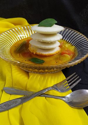 ઈડલી સાંભાર (Idli Sambhar Recipe In Gujarati) રેસીપી મુખ્ય ફોટો