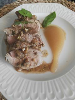 Una foto de Solomillo de cerdo asado con salsa de almendras