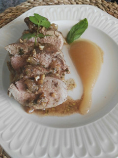 Una foto de Solomillo de cerdo asado con salsa de almendras