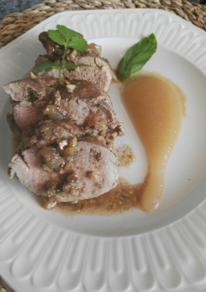 Una foto de Solomillo de cerdo asado con salsa de almendras