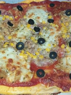 Una foto de Pizza de jamón cocido y queso 🍕🍕