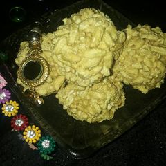 A picture of Gud kheel laddu.