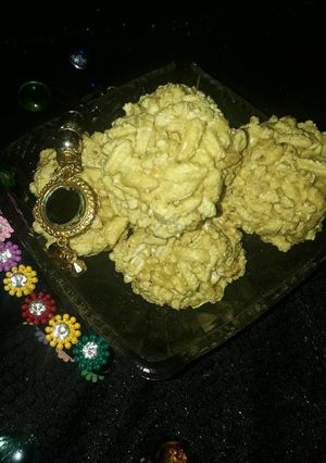 A picture of Gud kheel laddu.