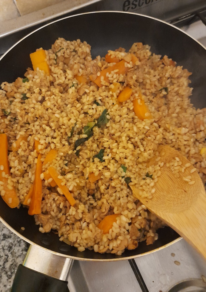 Una foto de Arroz yamaní con carne de soja