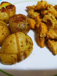 Una foto de Pollo al ajillo con patatas babys al horno