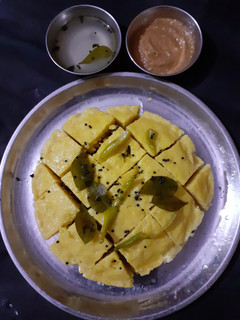 बेसन का ढोकला (Besan Ka Dhokla recipe in Hindi) रेसिपी मुख्य फोटो
