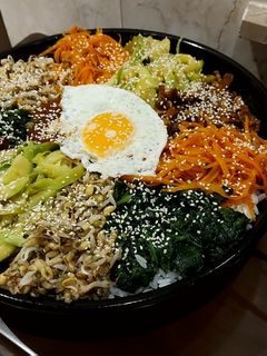 عکسی از دستور بیبیمباپ (bibimbap)
