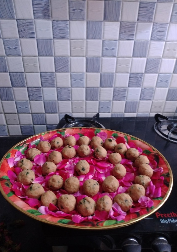 கோதுமைமாவு & முருங்கை இலை லட்டு (101ரெசிபி)(wheat moringa laddu recipe in tamil) செய்முறை முக்கிய புகைப்படம்