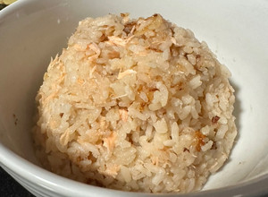 電鍋版奶油鮭魚炊飯 的食譜成品照片