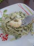 Tallarines en salsa Alfredo con camarones y espinacas