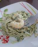 Tallarines en salsa Alfredo con camarones y espinacas