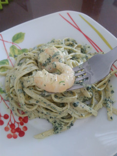 Una foto de Tallarines en salsa Alfredo con camarones y espinacas