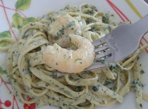 Una foto de Tallarines en salsa Alfredo con camarones y espinacas