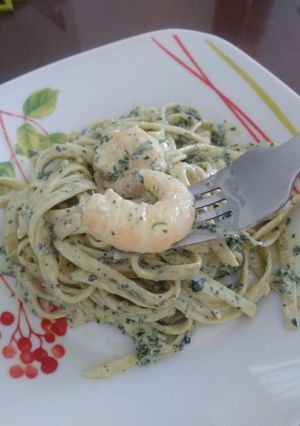Una foto de Tallarines en salsa Alfredo con camarones y espinacas